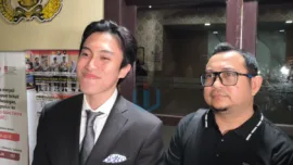 Sangun Ragahdo Yosodiningrat dampingi Khairul Aco Mantan suami Husniah Talenrang melapor ke Polda Sulsel terkait dugaan kesaksian palsu di pengadilan agama yang di lakukan Bupati Gowa dan dua orang terdekatnya dalam sidang perceraiannya.