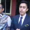 Khairul Aco didampingi kuasa hukumnya, Sangun Ragahdo Yosodiningrat sambangi mapolda Sul-sel dalam memberikan keterangan dugaan tindak pidana memberikan keterangan palsu di atas sumpah dan dugaan tindak pidana penggelapan, yang dilakukan Bupati Gowa. Rabu (30/7/2026).