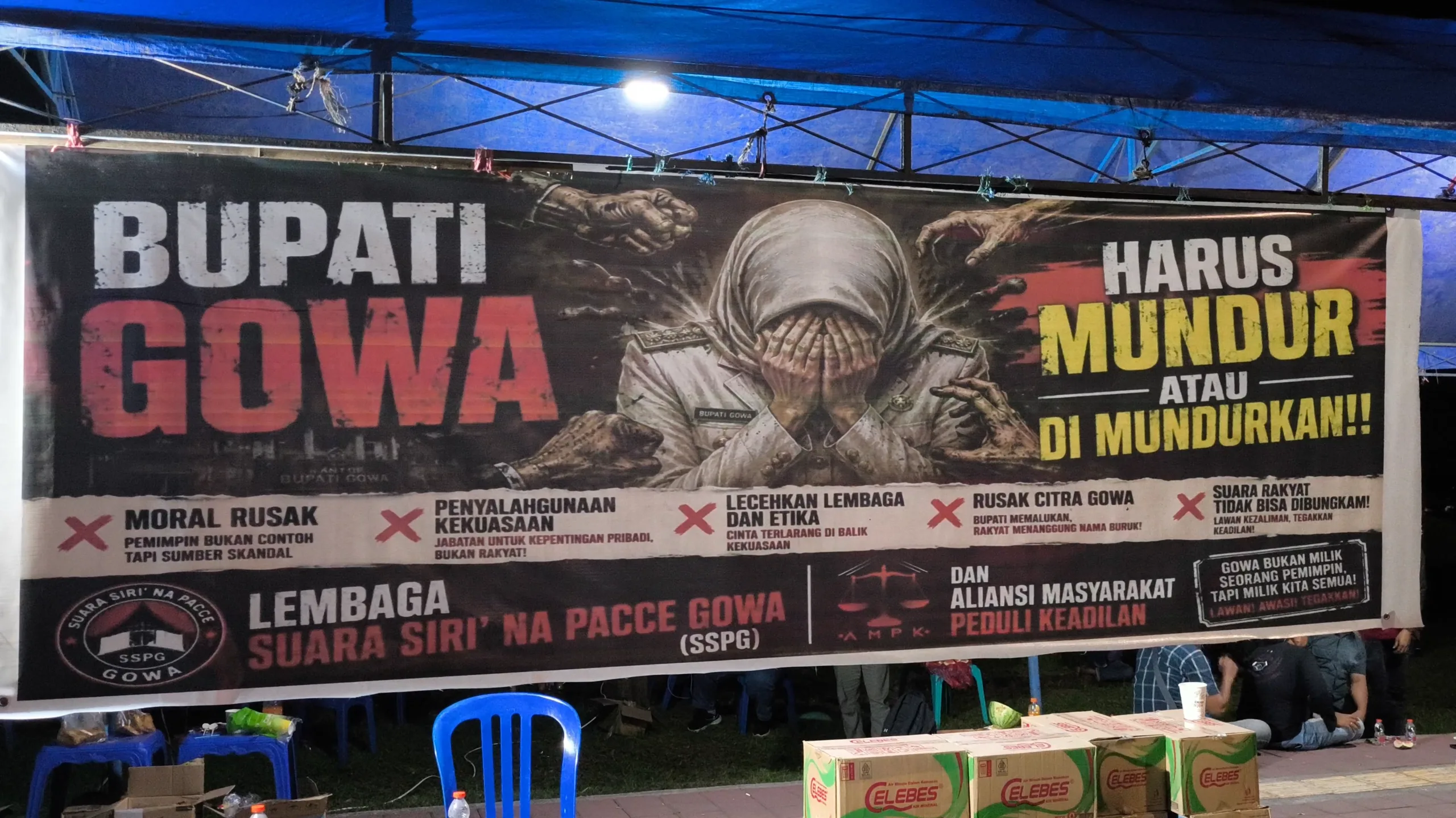 Sejumlah mahasiswa dan warga berjaga di dalam Posko Siri' Na Pacce Gowa yang didirikan di seberang Jalan Masjid Raya depan Gedung DPRD Gowa.
