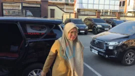 Sitti Husniah Talenrang, tiba di Polresta Gowa sekitar pukul 16.09 WITA. Ia terlihat tiba di depan gedung Satreskrim Polresta Gowa turun dari mobil dan lansung menuju kedalam ruangan Tipidkor.