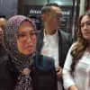 Bupati Gowa, Sitti Husniah Talenrang, didampingi kuasa hukumnya keluar dari ruangan penyidik Unit Tipidkor Satreskrim Polresta Gowa usia diperiksa selama 6 jam lamanya.