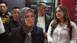 Bupati Gowa, Sitti Husniah Talenrang, didampingi kuasa hukumnya keluar dari ruangan penyidik Unit Tipidkor Satreskrim Polresta Gowa usia diperiksa selama 6 jam lamanya.