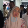 Bupati Gowa, Sitti Husniah Talenrang didampingi tim Kuasa Hukumnya keluar dari ruangan penyidik Dirkrimum Polda Sulsel, usai diperiksa hampir 7 jam Lamanya.