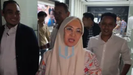 Bupati Gowa, Sitti Husniah Talenrang didampingi tim Kuasa Hukumnya keluar dari ruangan penyidik Dirkrimum Polda Sulsel, usai diperiksa hampir 7 jam Lamanya.