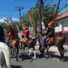 DPRD Gowa digeruduk Massa Kerajaan yang datang menggunakan mobil komando diikuti pasukan berkuda, sementara sebagian peserta mengenakan pakaian adat Gowa lengkap dengan patonro, penutup kepala tradisional khas Makassar.