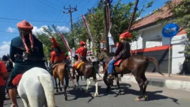 DPRD Gowa digeruduk Massa Kerajaan yang datang menggunakan mobil komando diikuti pasukan berkuda, sementara sebagian peserta mengenakan pakaian adat Gowa lengkap dengan patonro, penutup kepala tradisional khas Makassar.