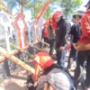 Massa aksi membunyikan meriam bambu menghadap kedalam kantor DPRD Gowa saat melaksanakan aksi unjuk rasa.