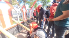 Massa aksi membunyikan meriam bambu menghadap kedalam kantor DPRD Gowa saat melaksanakan aksi unjuk rasa.