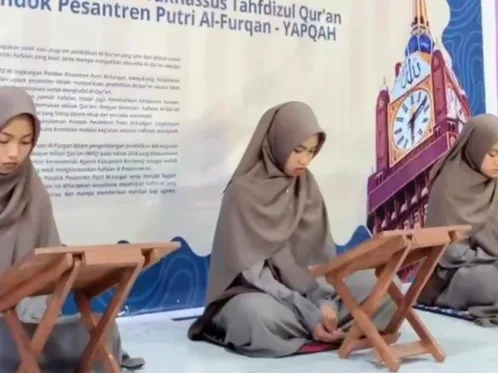 Tiga santriwati Takhassus Tahfidzul Qur’an Pondok Pesantren Putri Al-Furqan Bantaeng berhasil menuntaskan hafalan Al-Qur’an hingga 30 juz.