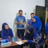 Beredar foto yang memperlihatkan Bupati Gowa Sitti Husniah Talenrang berada di bagian umum. Dalam foto tersebut, seorang staf terlihat sedang menulis.