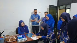 Beredar foto yang memperlihatkan Bupati Gowa Sitti Husniah Talenrang berada di bagian umum. Dalam foto tersebut, seorang staf terlihat sedang menulis.
