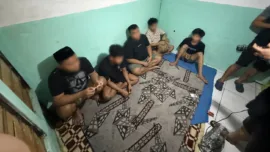 Enam terduga pelaku penipuan online dengan modus penjualan telepon genggam melalui media sosial Facebook dan aplikasi WhatsApp di tangkap Direktorat Reserse Kriminal Khusus (Ditreskrimsus) Polda Sulawesi Selatan.