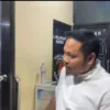 Dokumen : Ketua Kamar Dagang dan Industri (Kadin) Kabupaten Gowa, Ardiansyah Arsyad saat keluar dari ruangan penyidik Tindak Pidana Korupsi (Tipidkor) Polresta Gowa, Saat diperiksa dalam perkara Pemerasan, Pungli dan Gratifikasi Perijinan di wilayah Kabupaten Gowa.
