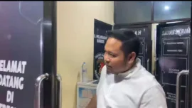 Dokumen : Ketua Kamar Dagang dan Industri (Kadin) Kabupaten Gowa, Ardiansyah Arsyad saat keluar dari ruangan penyidik Tindak Pidana Korupsi (Tipidkor) Polresta Gowa, Saat diperiksa dalam perkara Pemerasan, Pungli dan Gratifikasi Perijinan di wilayah Kabupaten Gowa.