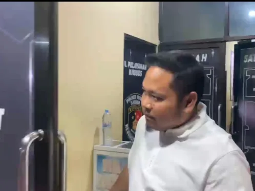 Dokumen : Ketua Kamar Dagang dan Industri (Kadin) Kabupaten Gowa, Ardiansyah Arsyad saat keluar dari ruangan penyidik Tindak Pidana Korupsi (Tipidkor) Polresta Gowa, Saat diperiksa dalam perkara Pemerasan, Pungli dan Gratifikasi Perijinan di wilayah Kabupaten Gowa.