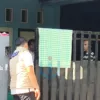 Unit Tipidkor Polresta Gowa Menggeledah Rumah Rahmi Palanna alias oma, sejumlah barang bukti berupa buku rekening diamankan penyidik.