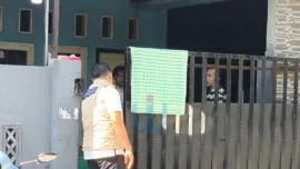 Unit Tipidkor Polresta Gowa Menggeledah Rumah Rahmi Palanna alias oma, sejumlah barang bukti berupa buku rekening diamankan penyidik.
