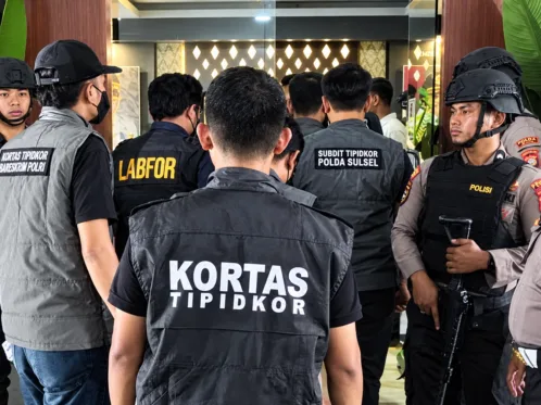Dokumentasi Kortastipidkor Mabes Polri Saat Geledah Kantor Bupati Gowa Dalam Perkara Tindakan Pidana Korupsi dalam proses perizinan PBG dan Perizinan lainnya di lingkup Pemda Gowa.