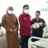 Di tengah keterbatasan ekonomi, keluarga Hasma kemudian mendapatkan bantuan biaya rumah sakit dari Badan Amil Zakat Nasional (Baznas) Kabupaten Gowa.