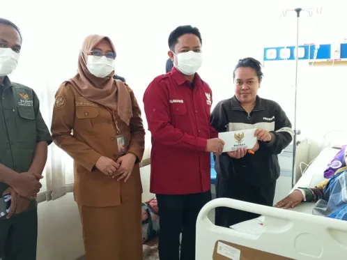 Di tengah keterbatasan ekonomi, keluarga Hasma kemudian mendapatkan bantuan biaya rumah sakit dari Badan Amil Zakat Nasional (Baznas) Kabupaten Gowa.