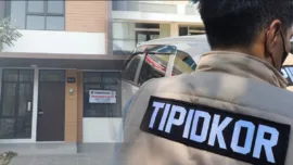 Unit Tindak Pidana Korupsi (Tipidkor) menyita rumah mewah senilai Rp. 1,4 Miliar di Perumahan Mewah Royal Spring, terkait dugaan Gratifikasi, pemerasan dan pungli perijinan PBG kadis Perkimtan.