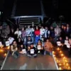 Ikatan Jurnalis Televisi Indonesia (IJTI) Pengurus Daerah (Pengda) Sulawesi Selatan dan Sulawesi Barat (Sulselbar) Bersama Polresta Gowa menggelar doa bersama dan menyalakan lilin di pelataran Museum Balla Lompoa, Jalan KH Wahid Hasyim, Kecamatan Somba Opu, Kabupaten Gowa, Sulawesi Selatan, untuk lima jurnalis yang hilang saat melakukan peliputan erupsi Gunung Anak Krakatau. Kamis (17/9/2026) malam.