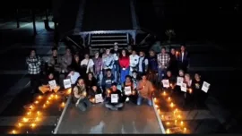 Ikatan Jurnalis Televisi Indonesia (IJTI) Pengurus Daerah (Pengda) Sulawesi Selatan dan Sulawesi Barat (Sulselbar) Bersama Polresta Gowa menggelar doa bersama dan menyalakan lilin di pelataran Museum Balla Lompoa, Jalan KH Wahid Hasyim, Kecamatan Somba Opu, Kabupaten Gowa, Sulawesi Selatan, untuk lima jurnalis yang hilang saat melakukan peliputan erupsi Gunung Anak Krakatau. Kamis (17/9/2026) malam.