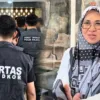 Kortas Tipidkor Mabes Polri menetapkan Bupati Gowa, Sitti Husniah Talenrang, sebagai tersangka dalam dugaan tindak pidana korupsi berupa pemerasan, pungutan liar, atau gratifikasi secara berulang dalam proses pengurusan Persetujuan Bangunan Gedung (PBG) dan perizinan lainnya di Kabupaten Gowa.