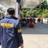 Masyarakat mendesak aparat penegak hukum, khususnya Polda Sulawesi Selatan, segera mengambil langkah tegas terkait kelangkaan BBM dan gas melon disejumlah wilayah di Sulawesi Selatan.