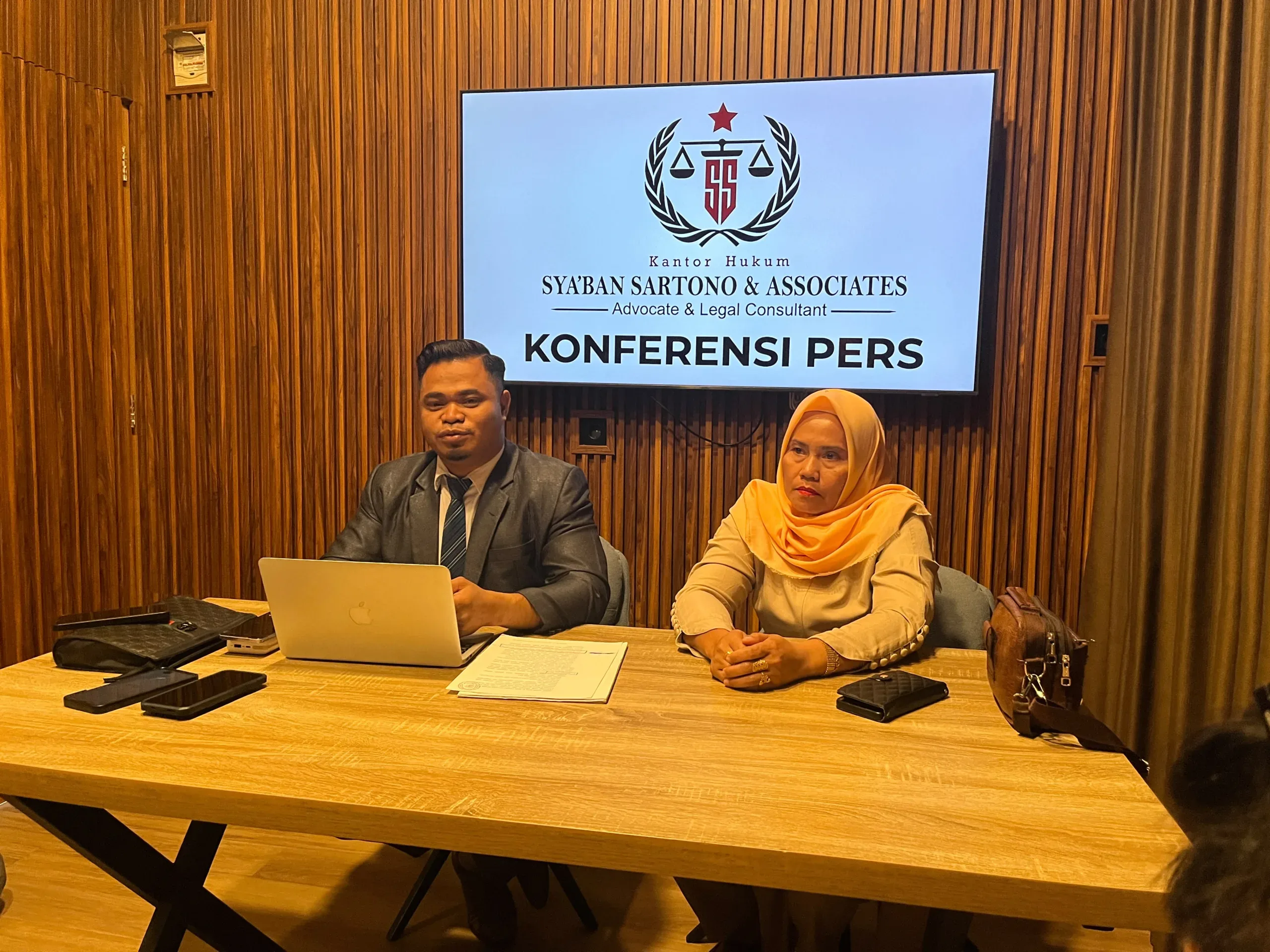 Polda Sulsel Belum Amankan Dua orang yang telah ditetapkan sebagai tersangka masing-masing berinisial J (44), yang disebut masih menjabat sebagai kepala desa, dan H (63) yang merupakan mantan mertua pelapor, Hj Linda dalam kasus pemalsuan dokumen sejak 3 tahun lalu.