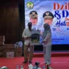 Bupati Gowa, Sitti Husniah Talenrang menyerahkan Hadiah Umroh kepada Andi Amal Dini, yang dikenal dengan sapaan Petta Nyonri, namun pengakuan mengejutkan hingga Oktober 2026 Petta Nyonri belum juga diberangkatkan ke Tanah Suci, meski namanya disebut telah didaftarkan melalui biro perjalanan umrah Arrafsyah.