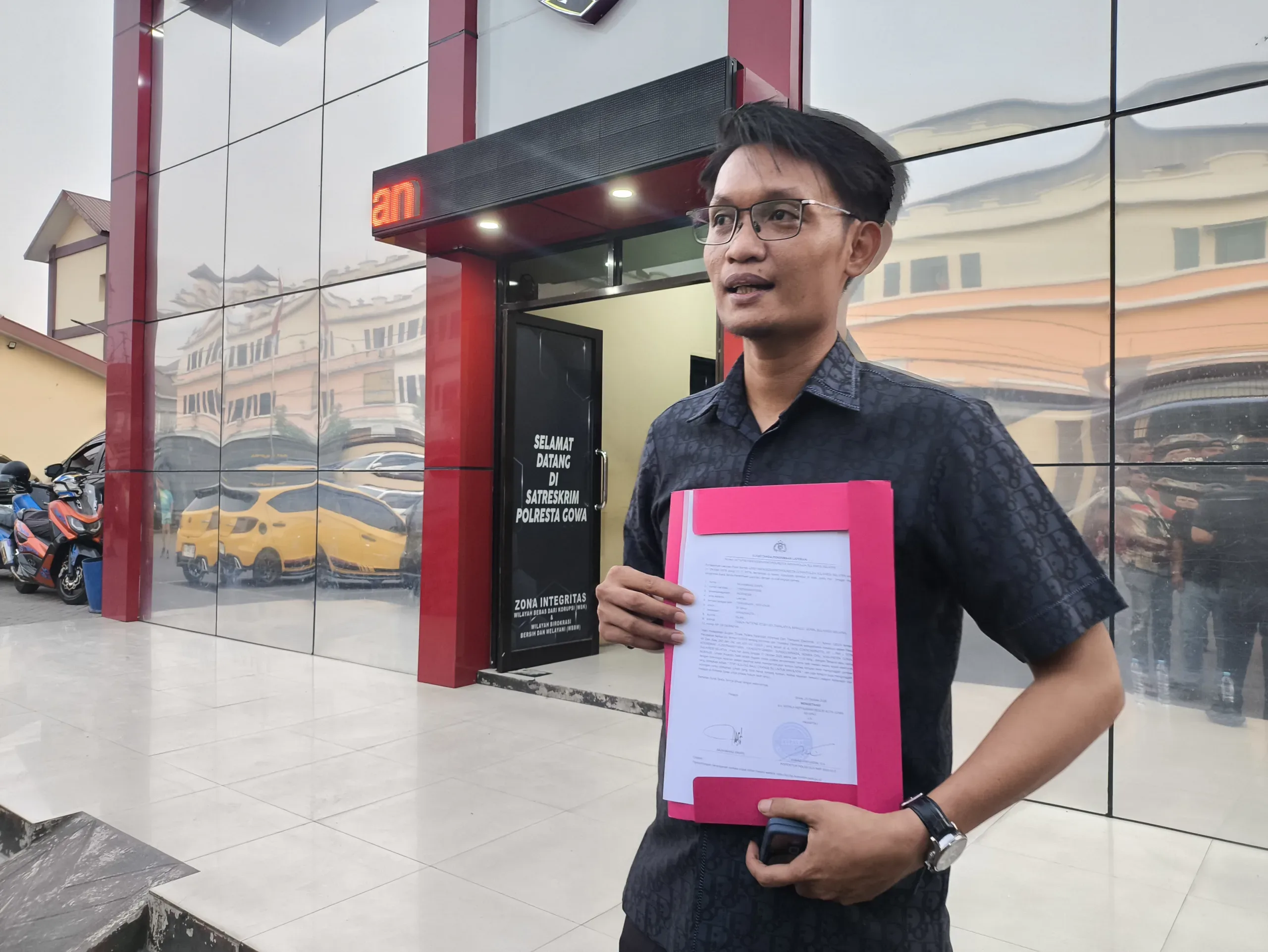Kuasa hukum Darmawangsa Muin, Muhammad Bakri, SH, laporkan 3 pemilik akun media sosial ke Polresta Gowo yang diduga cemarkan nama baik Plt Bupati Gowa di media sosial.