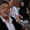 Bupati Gowa, Sitti Husniah Talenrang bersama tim kuasa hukumnya berjalan dengan penuh Bahagia usai menjalani pemeriksaan perdana sebagai tersangka oleh Korps Pemberantasan Tindak Pidana Korupsi (Kortastipidkor) Polri di Bareskrim Mabes Polri.