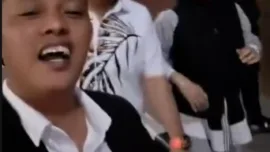 Bupati Gowa, Sitti Husniah Talenrang bersama tim kuasa hukumnya berjalan dengan penuh Bahagia usai menjalani pemeriksaan perdana sebagai tersangka oleh Korps Pemberantasan Tindak Pidana Korupsi (Kortastipidkor) Polri di Bareskrim Mabes Polri.
