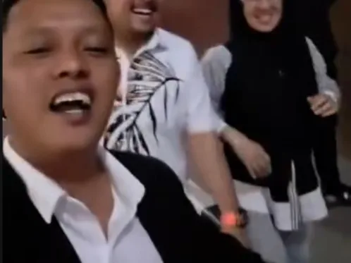 Bupati Gowa, Sitti Husniah Talenrang bersama tim kuasa hukumnya berjalan dengan penuh Bahagia usai menjalani pemeriksaan perdana sebagai tersangka oleh Korps Pemberantasan Tindak Pidana Korupsi (Kortastipidkor) Polri di Bareskrim Mabes Polri.